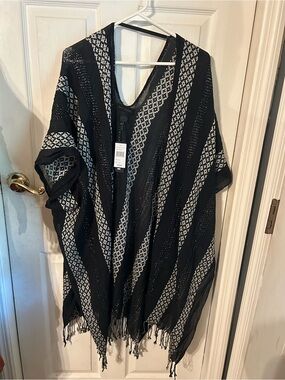 Steve Madden  Black and White Patterned Fringe Kimono